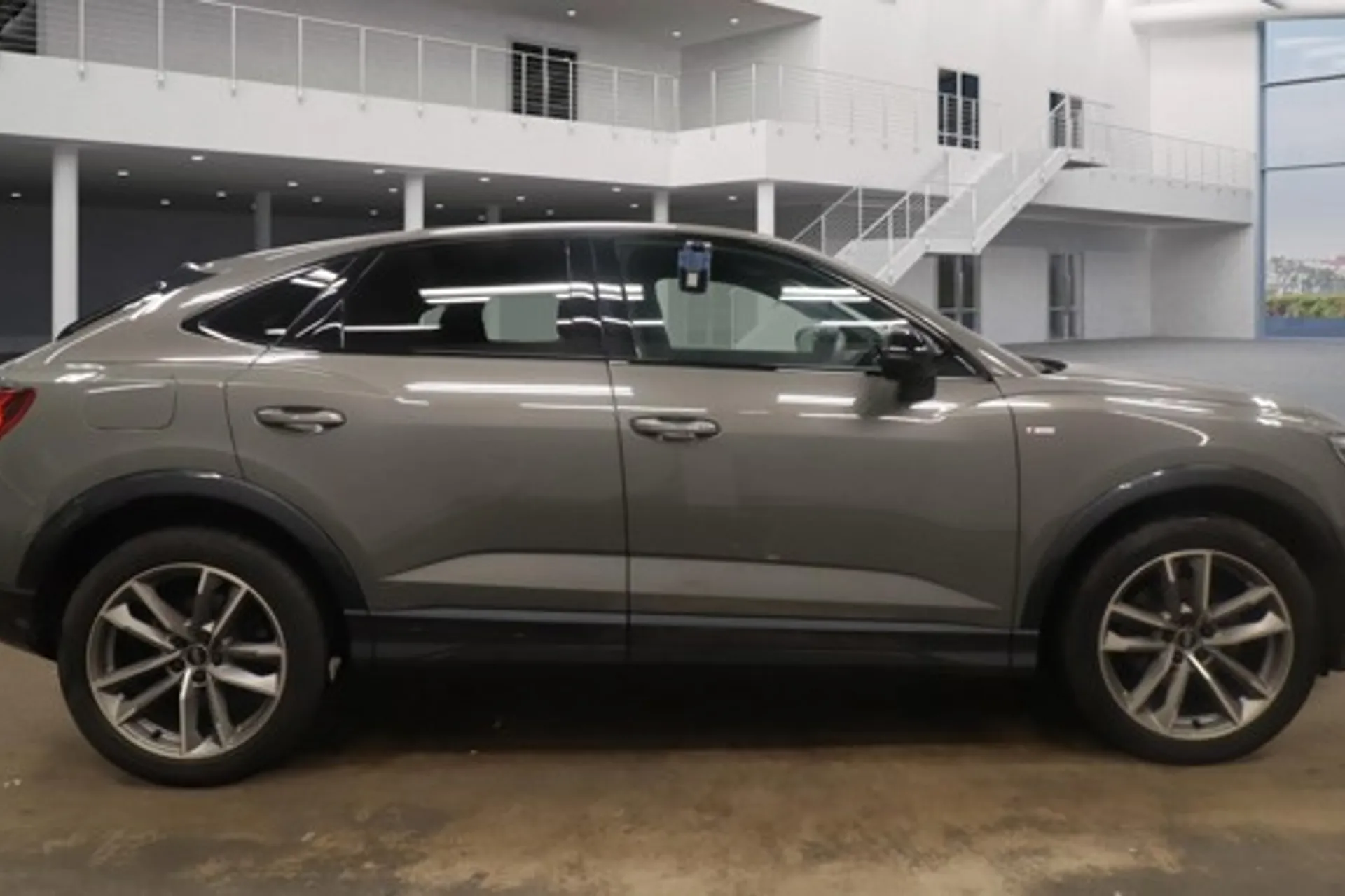 Audi Q3 thumbnail image number 2