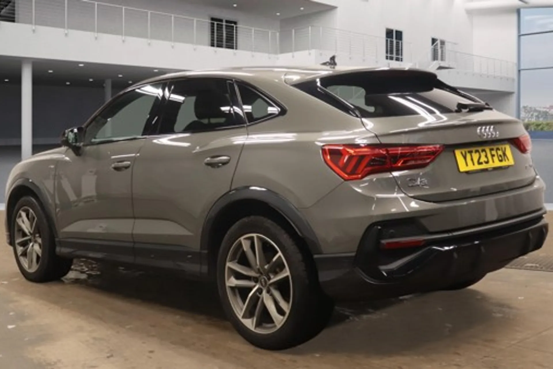 Audi Q3 thumbnail image number 13