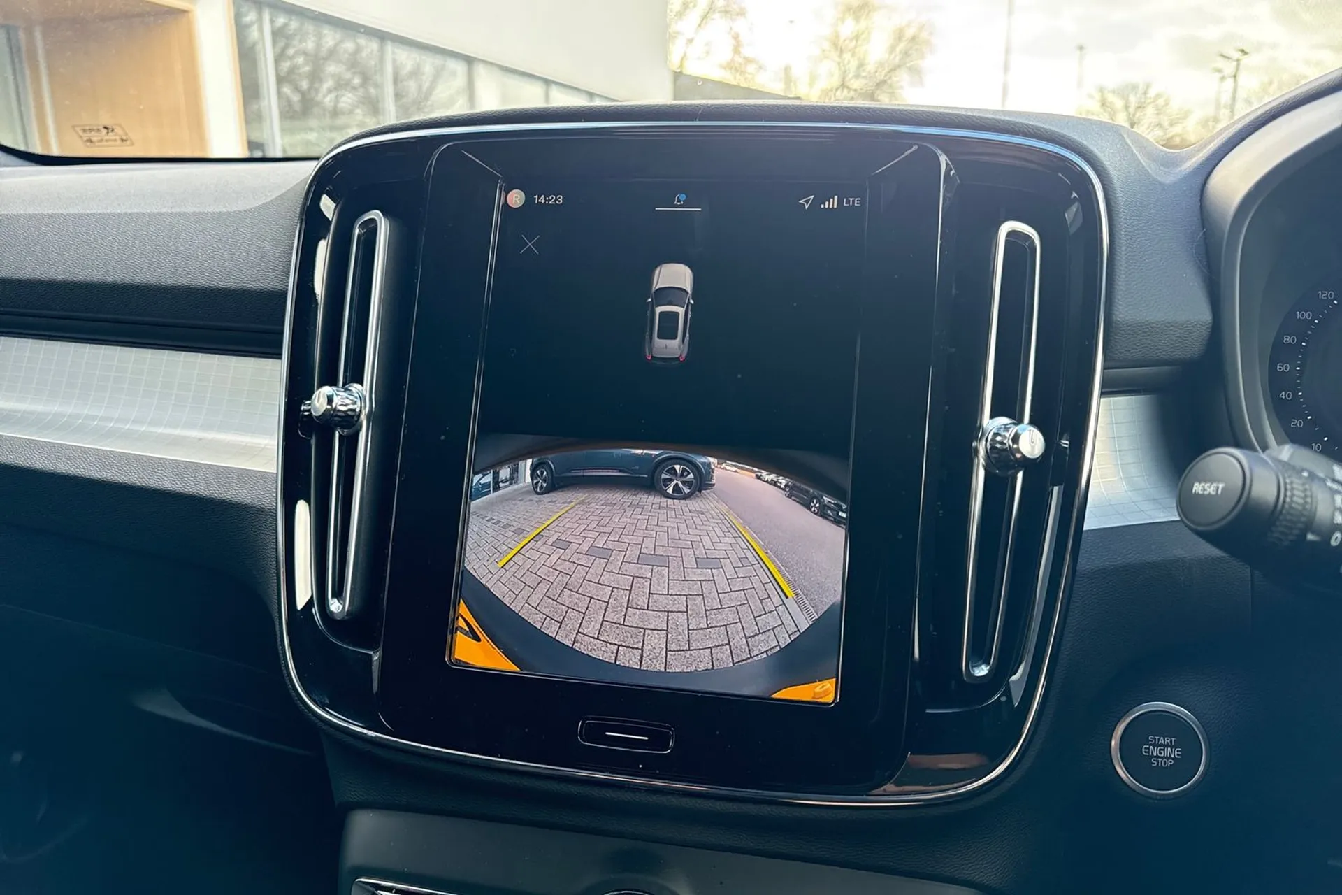 Volvo XC40 thumbnail image number 4