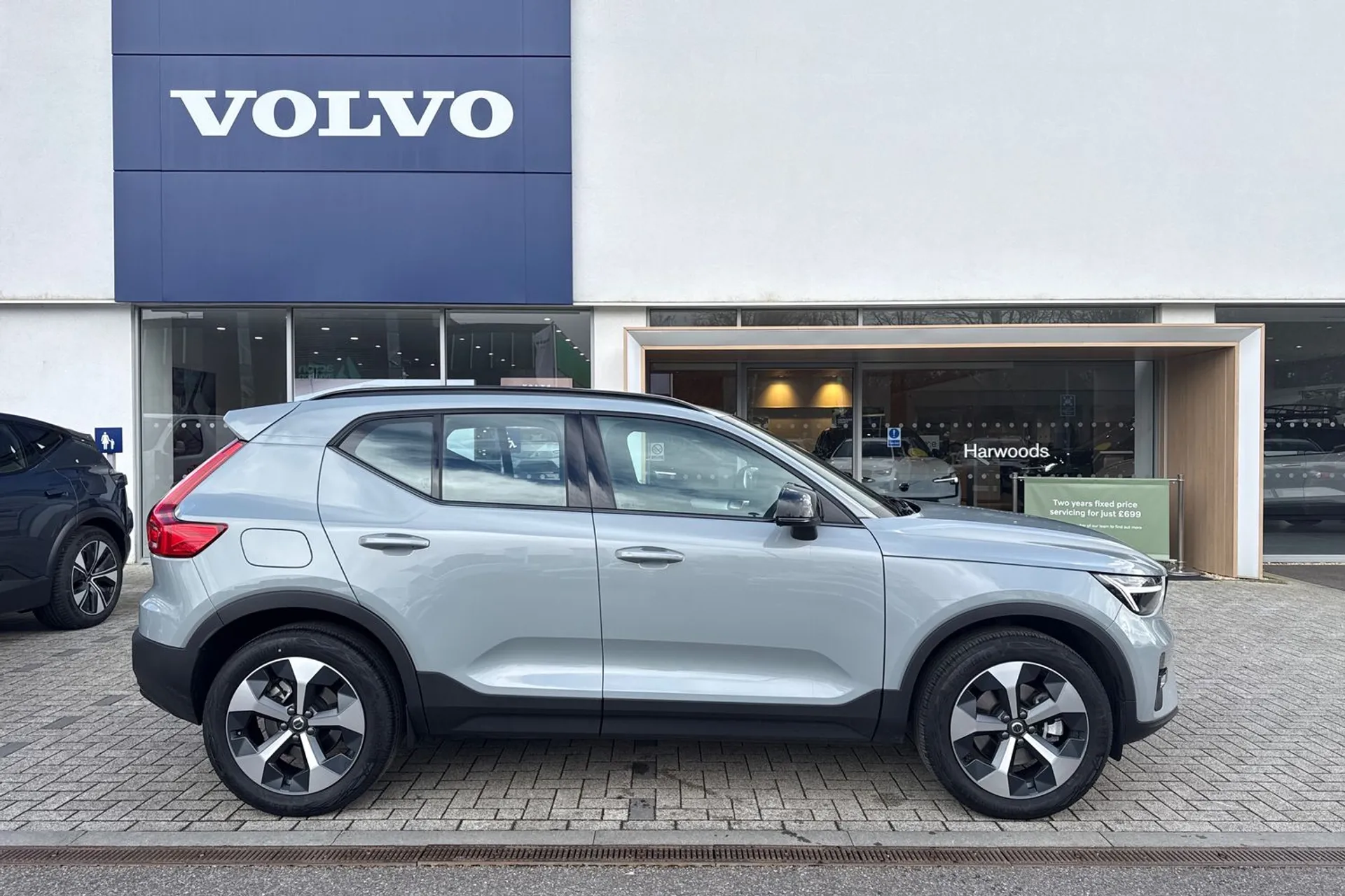 Volvo XC40 thumbnail image number 2