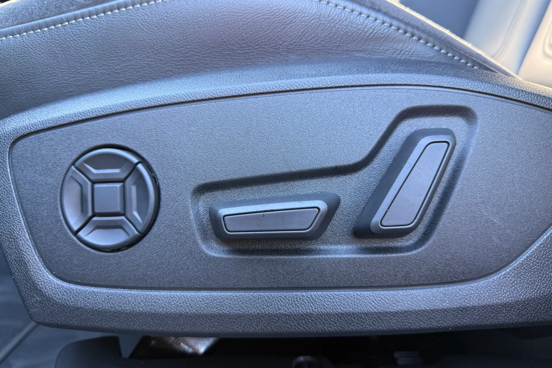 Audi Q3 thumbnail image number 15