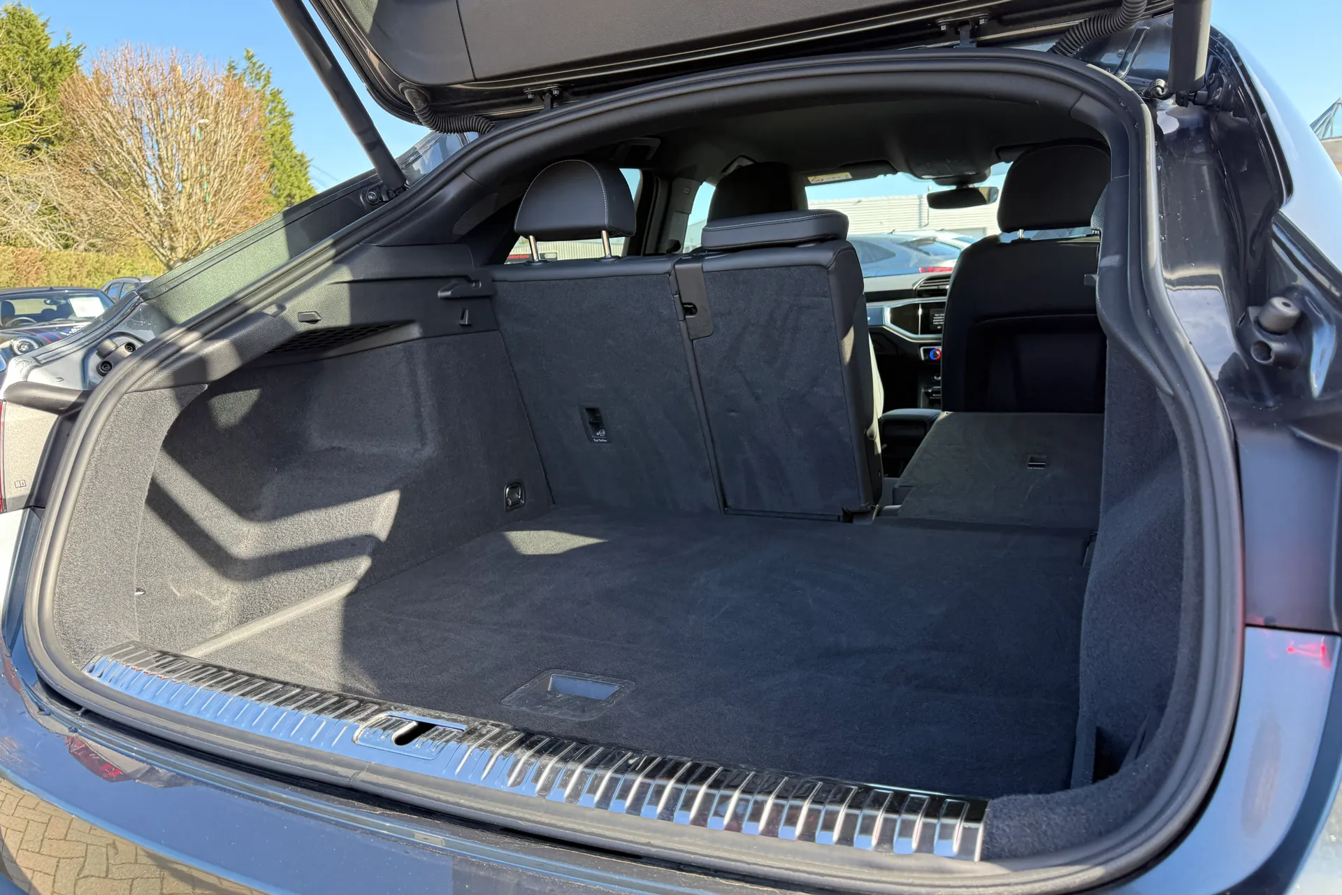 Audi Q3 thumbnail image number 35