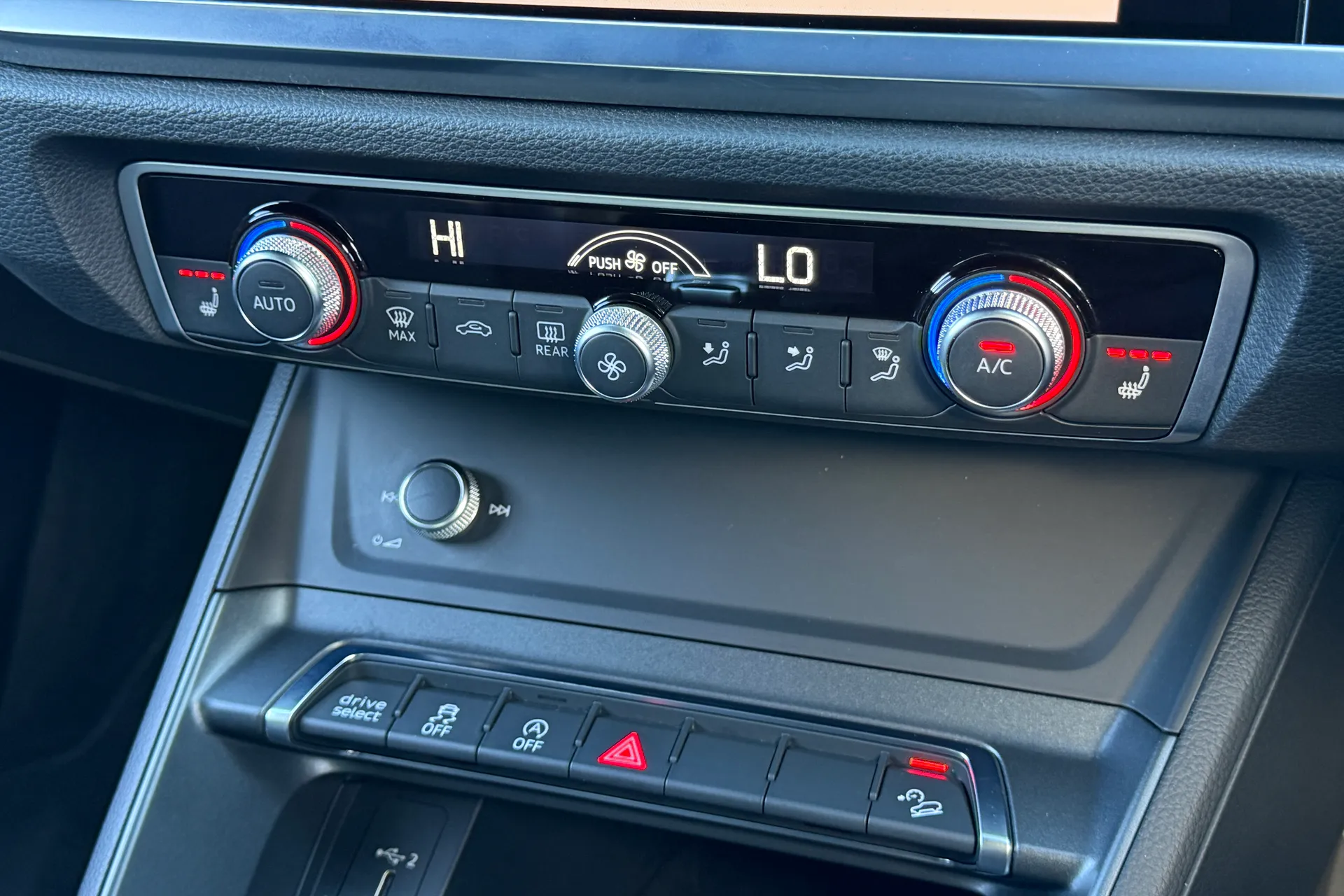 Audi Q3 thumbnail image number 14