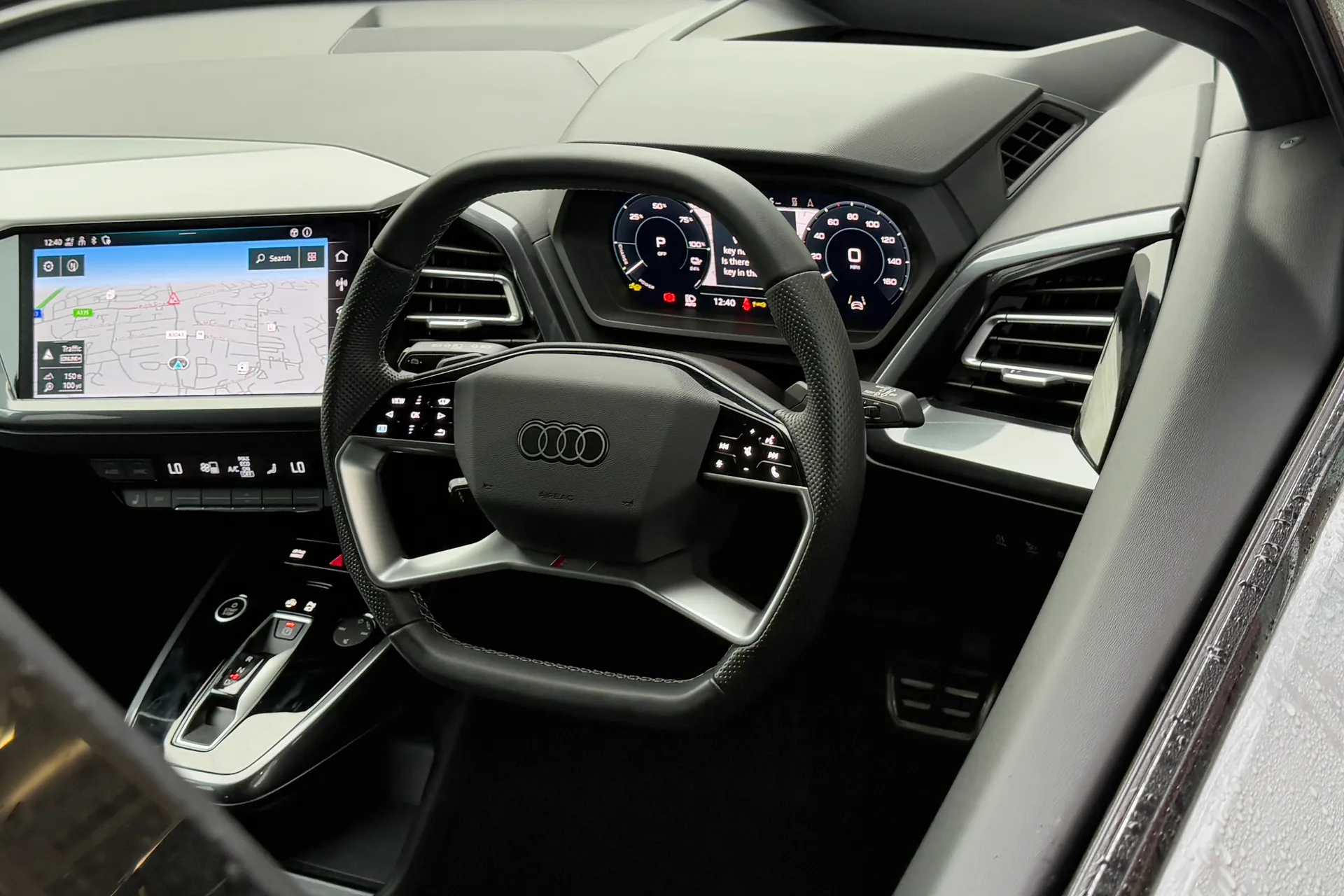 Audi Q4 thumbnail image number 32