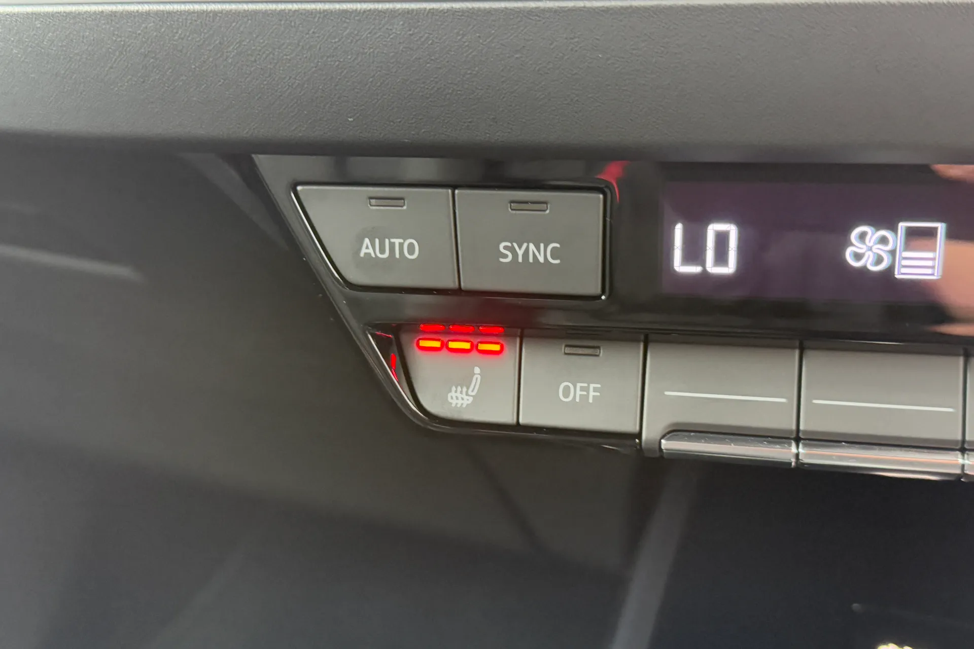 Audi Q4 thumbnail image number 8