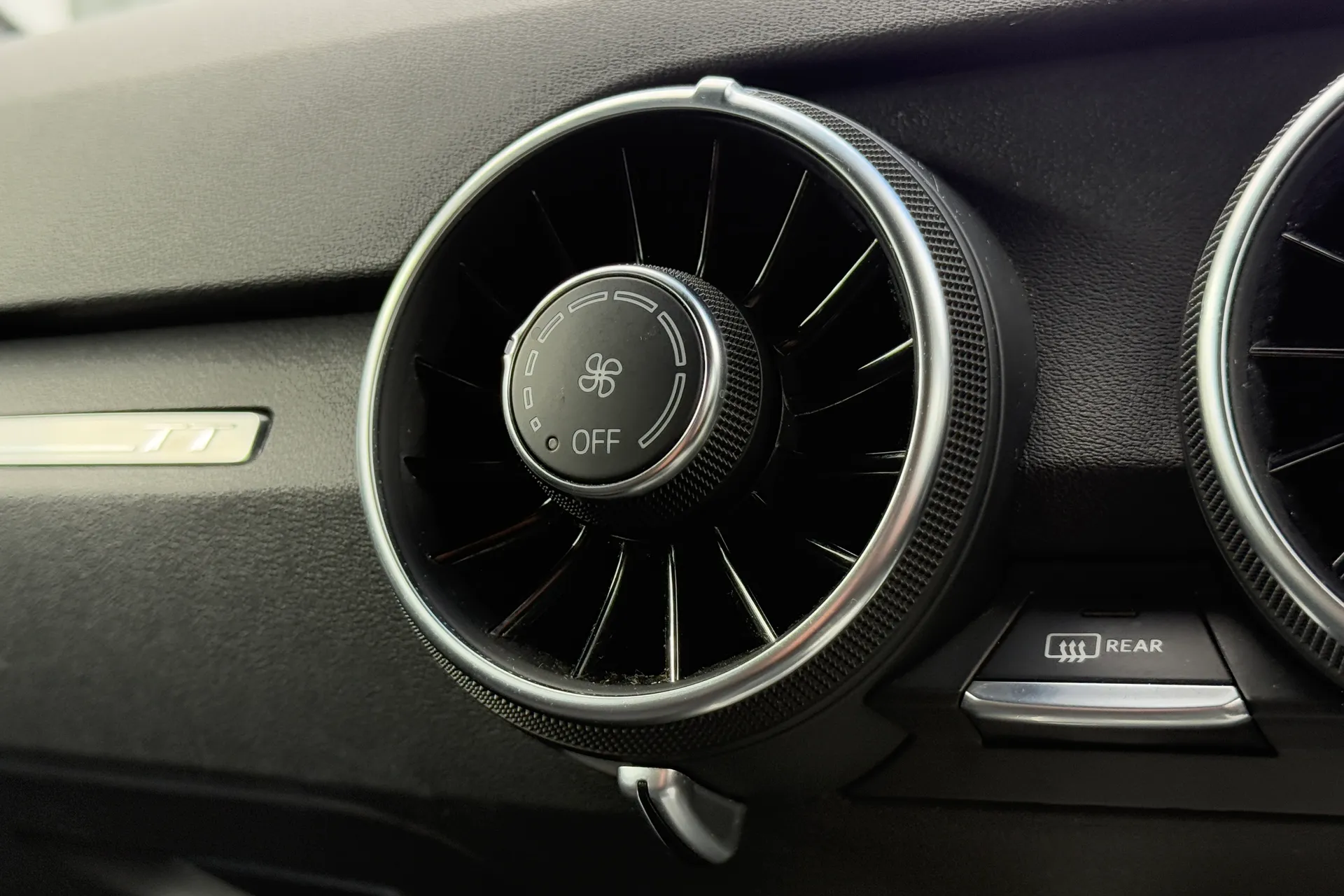 Audi TT thumbnail image number 17