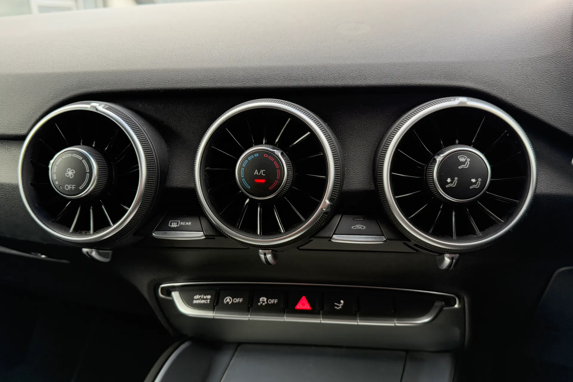 Audi TT thumbnail image number 16