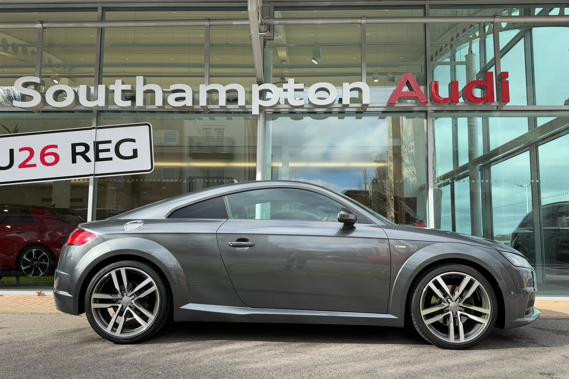 Audi TT thumbnail image number 2