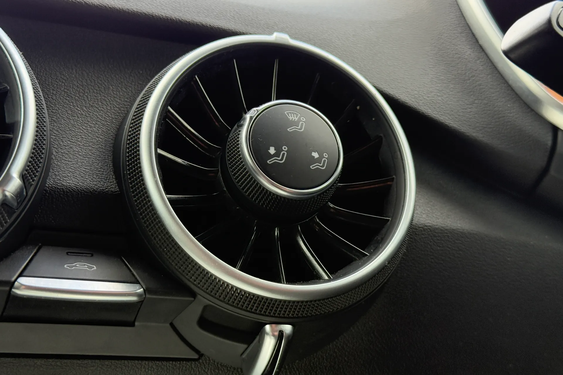 Audi TT thumbnail image number 19