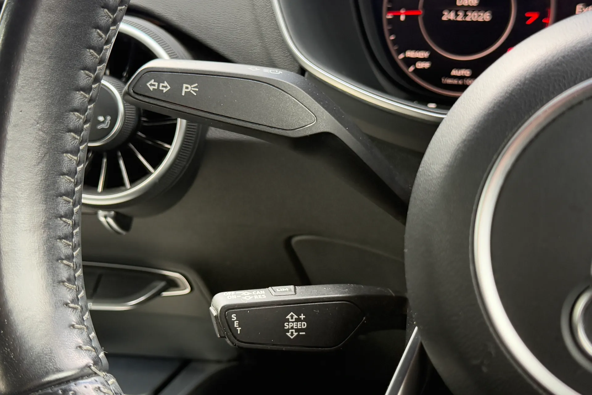 Audi TT thumbnail image number 12