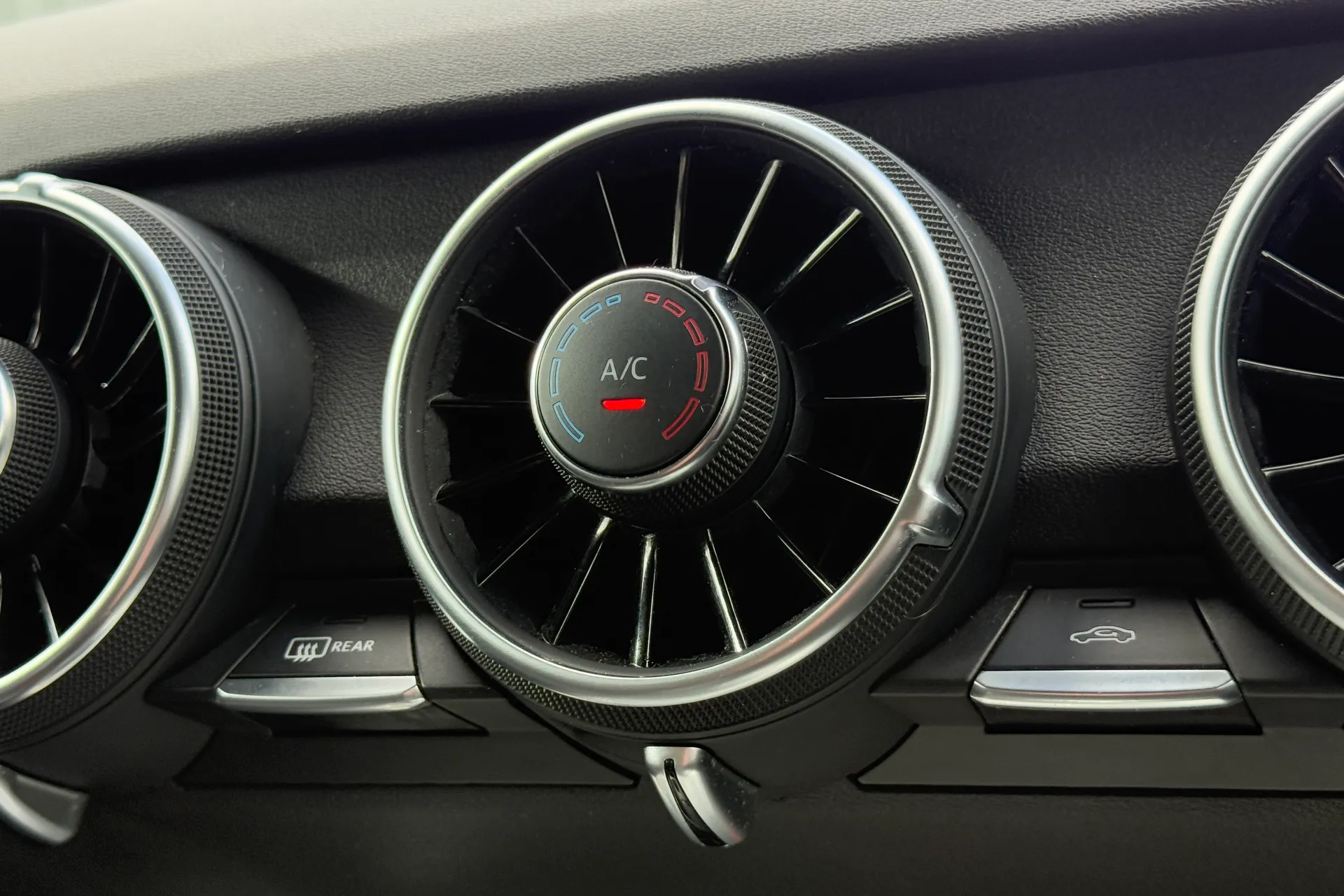 Audi TT thumbnail image number 18