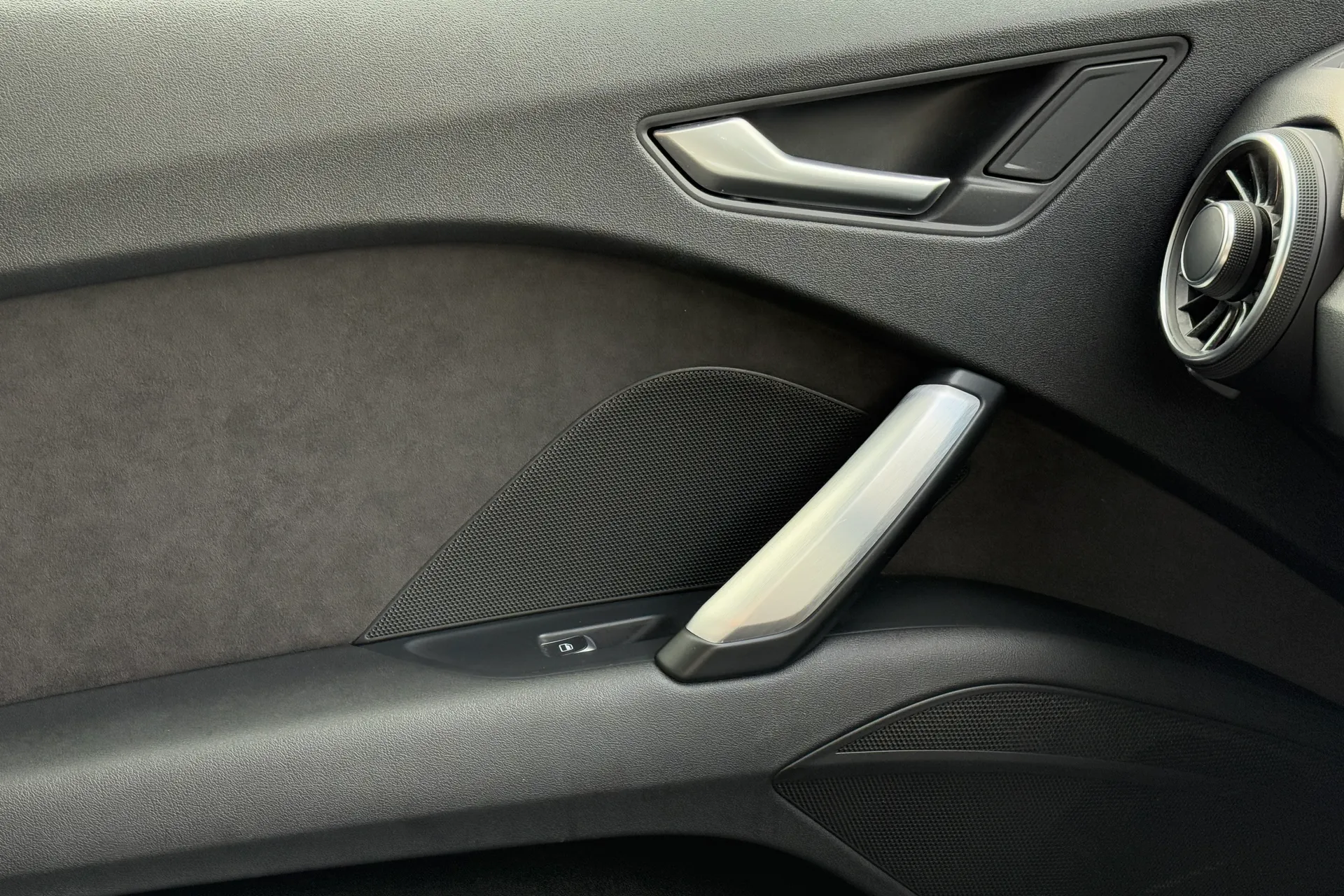 Audi TT thumbnail image number 30