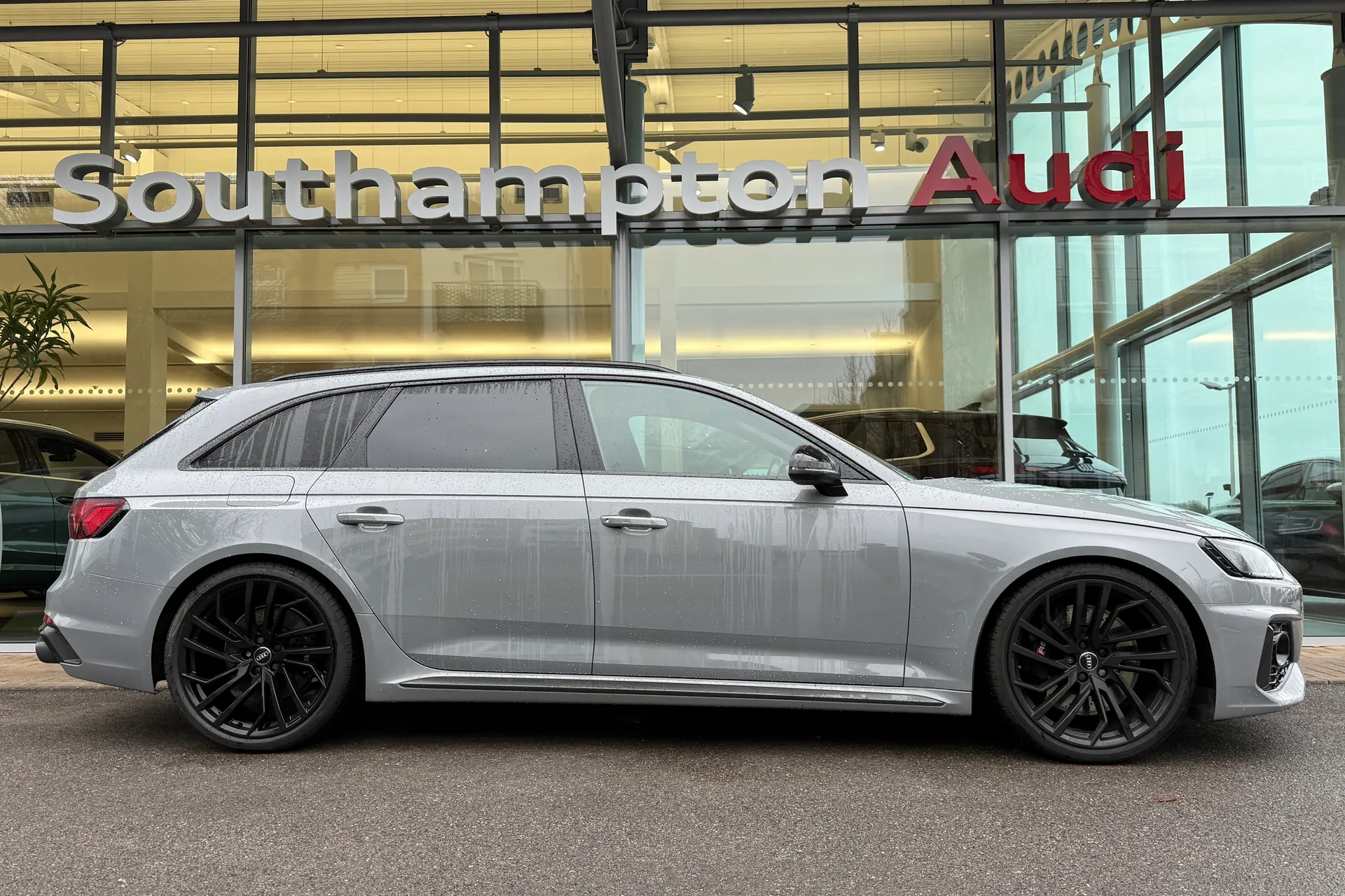Audi RS4 thumbnail image number 2