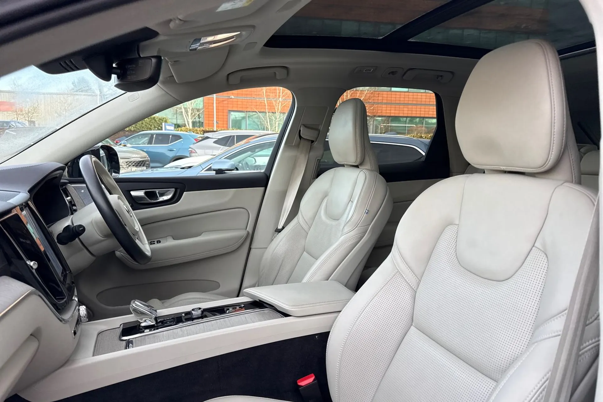 Volvo XC60 thumbnail image number 28