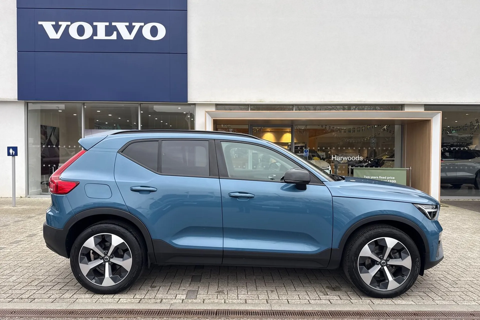 Volvo XC40 thumbnail image number 2