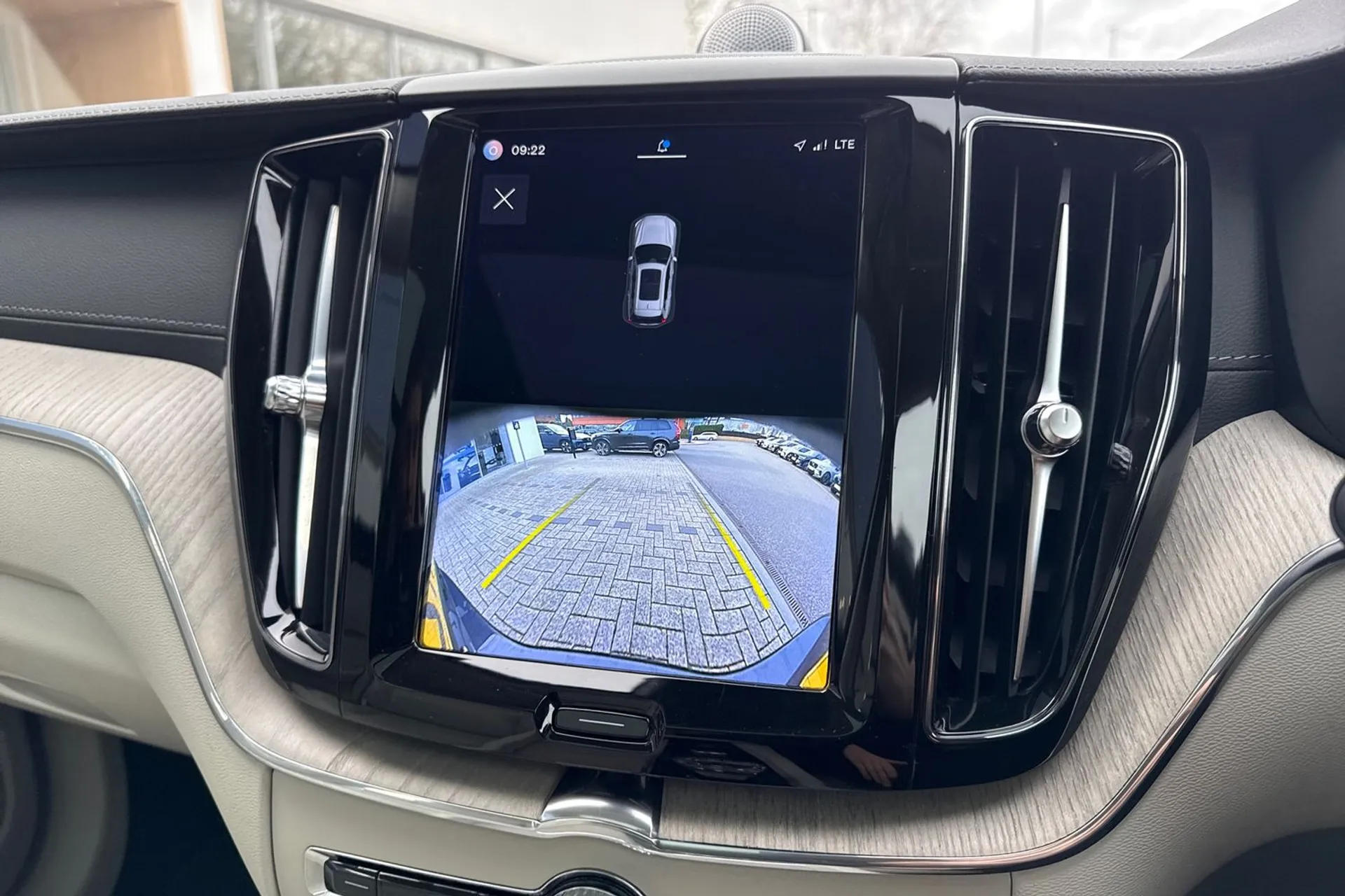 Volvo XC60 ULTIMATE B5 MHEV AWD thumbnail image number 38