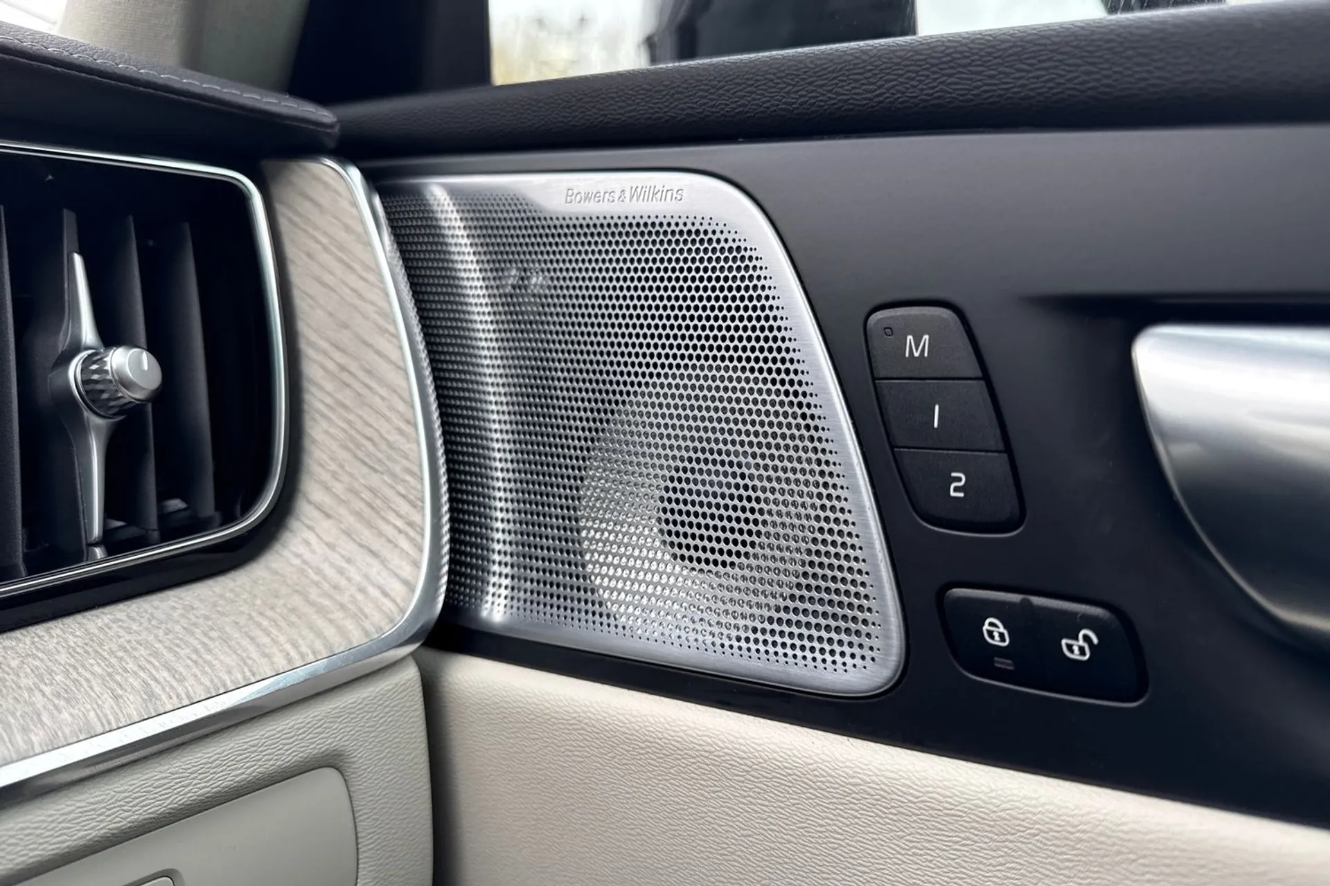 Volvo XC60 ULTIMATE B5 MHEV AWD thumbnail image number 41