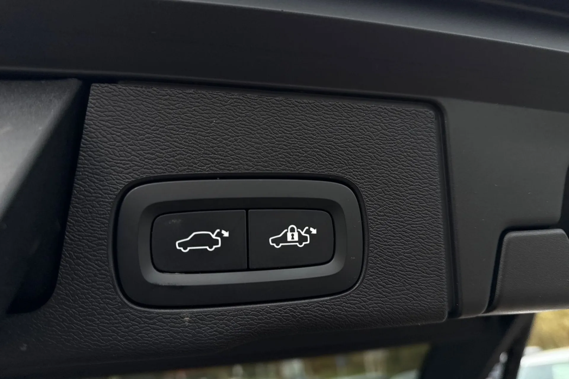 Volvo XC60 ULTIMATE B5 MHEV AWD thumbnail image number 21