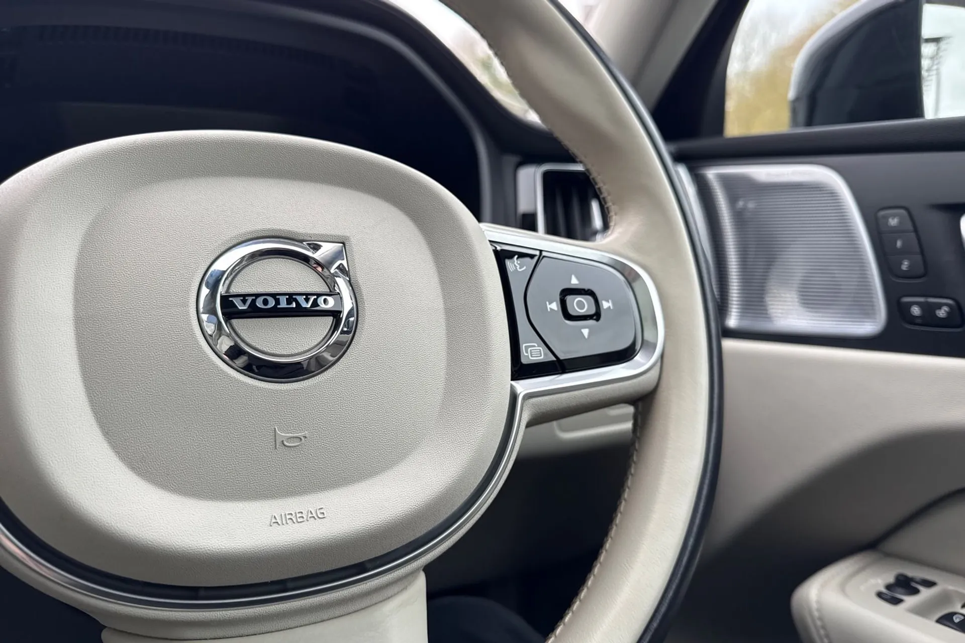 Volvo XC60 ULTIMATE B5 MHEV AWD thumbnail image number 37