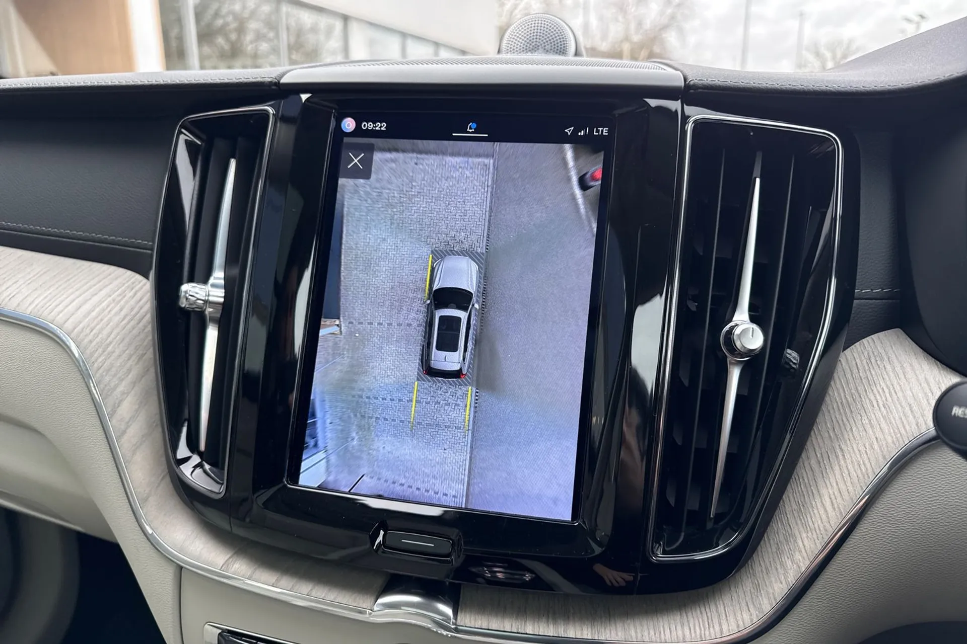 Volvo XC60 ULTIMATE B5 MHEV AWD thumbnail image number 4