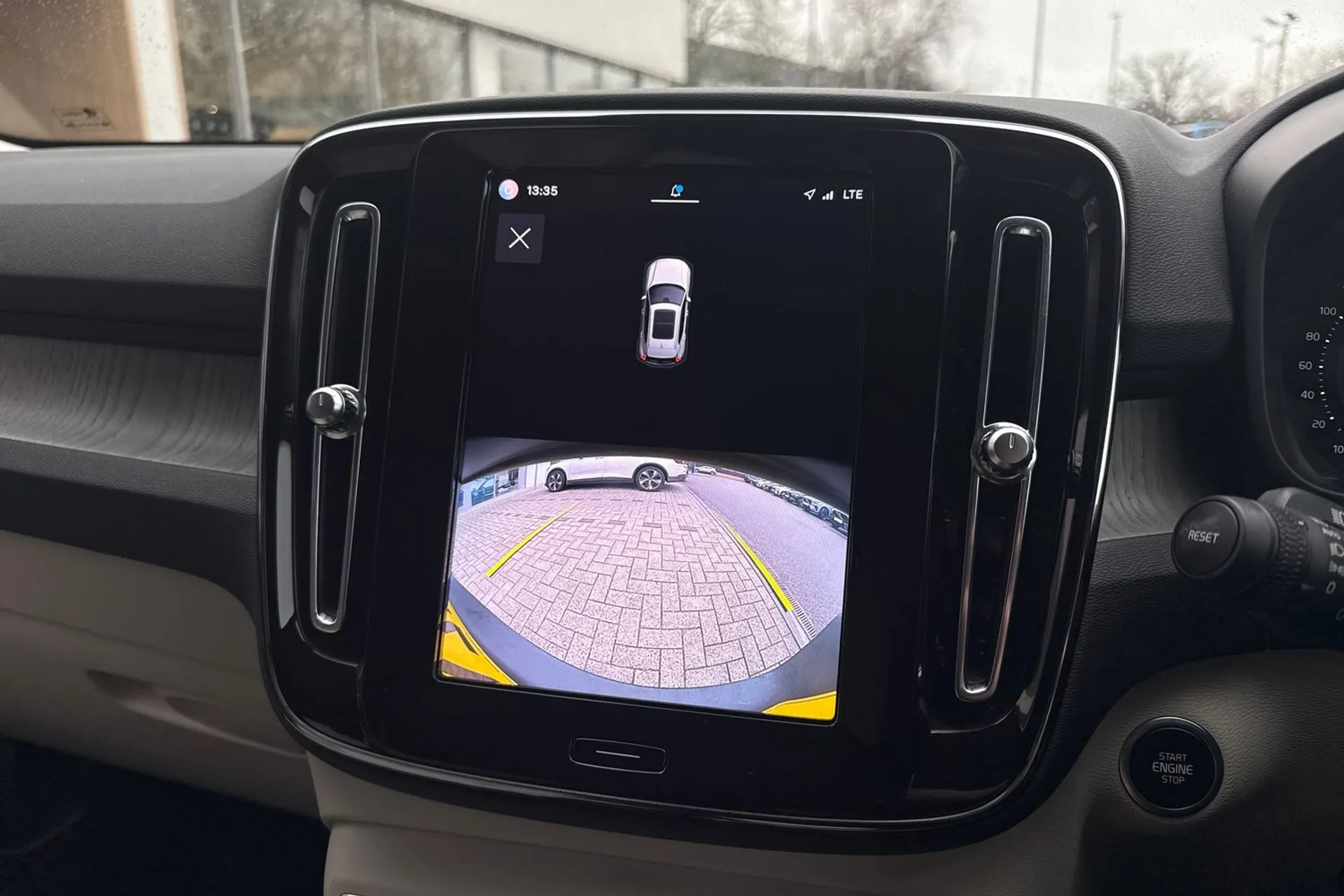 Volvo XC40 thumbnail image number 4