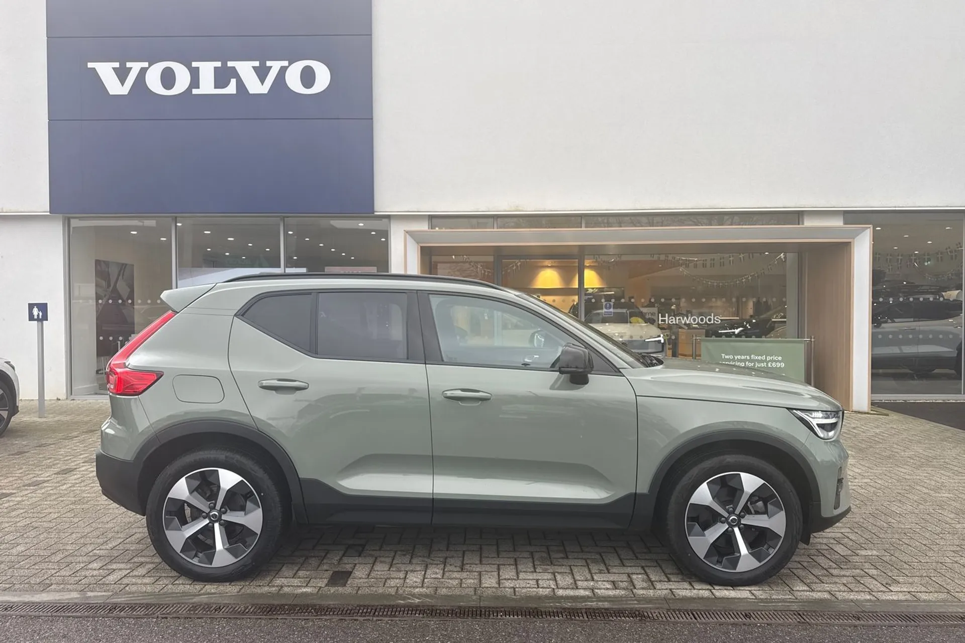 Volvo XC40 thumbnail image number 2