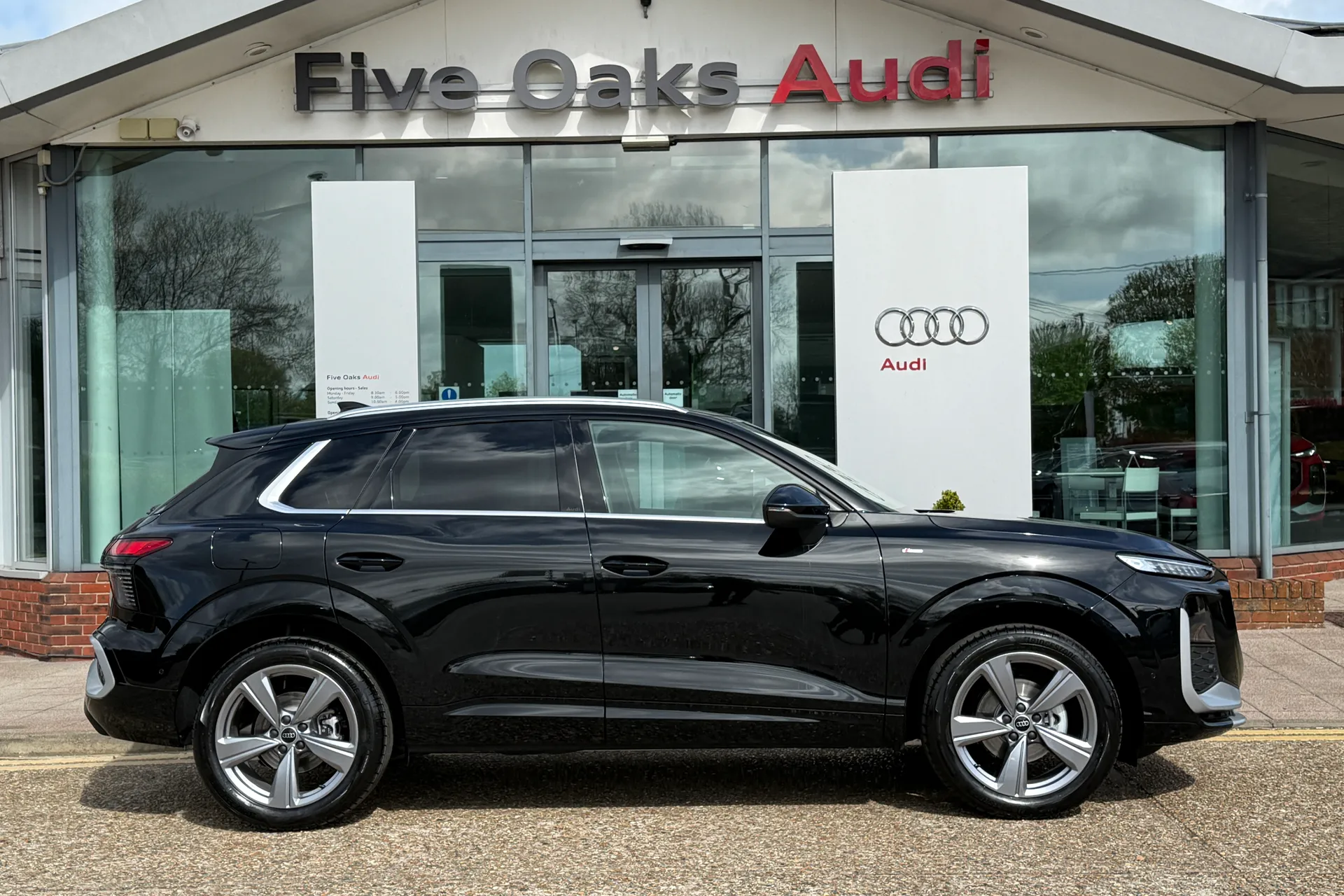Audi Q3 thumbnail image number 2