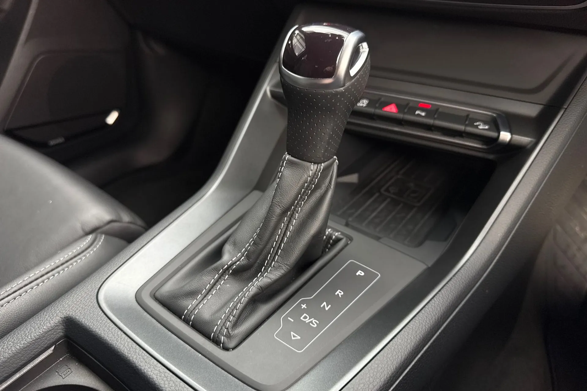 Audi Q3 thumbnail image number 9