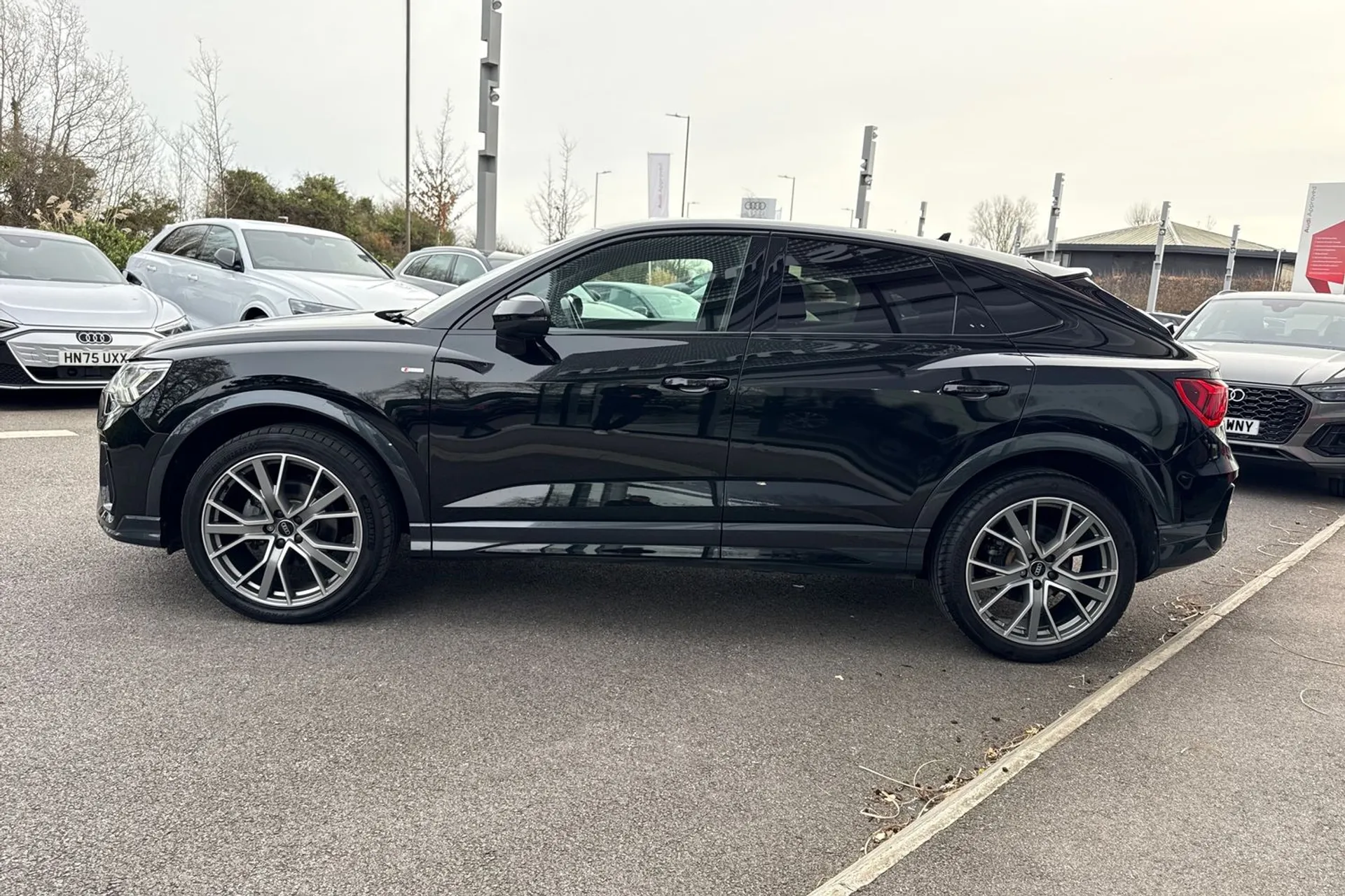 Audi Q3 thumbnail image number 16