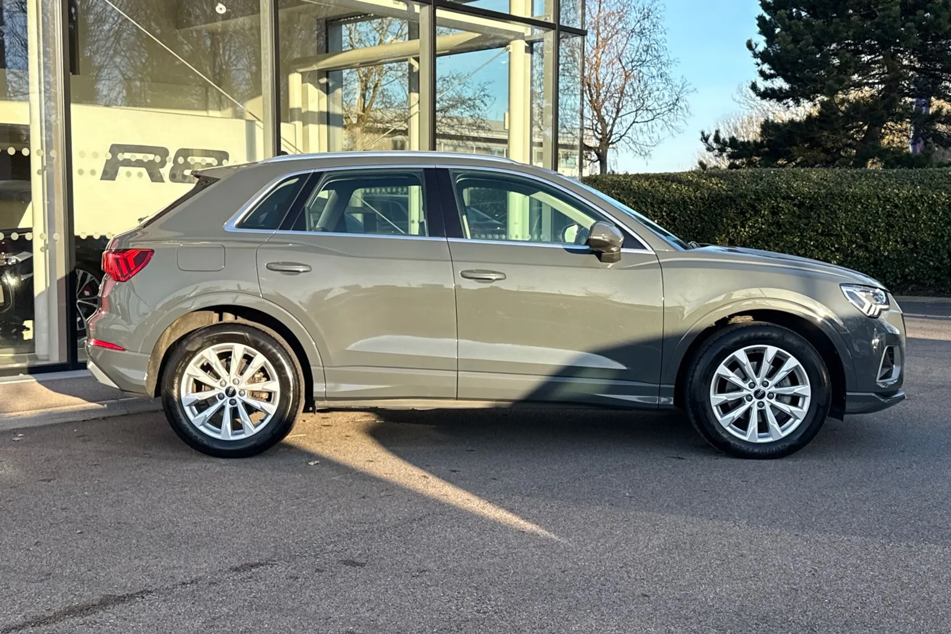 Audi Q3 thumbnail image number 2