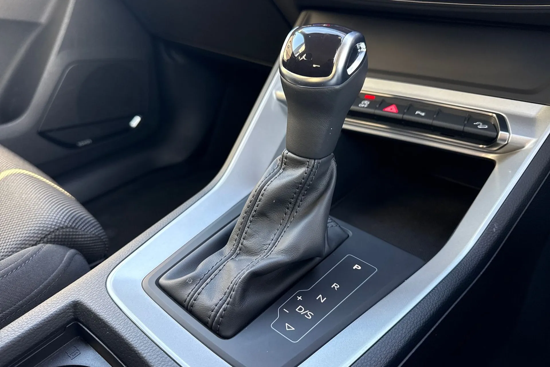 Audi Q3 thumbnail image number 16