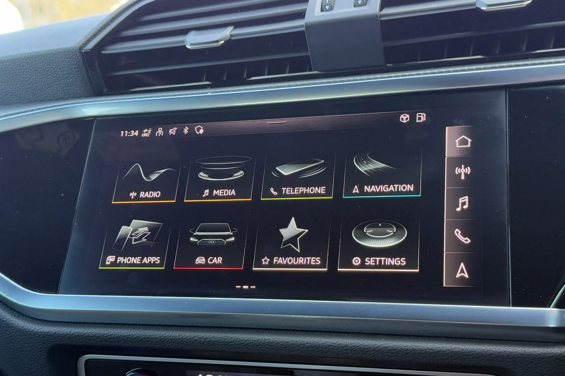 Audi Q3 thumbnail image number 17