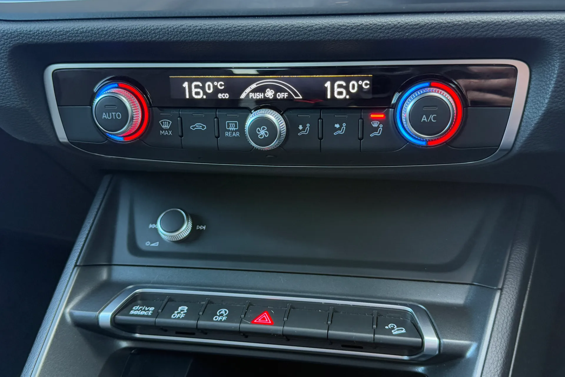 Audi Q3 thumbnail image number 20