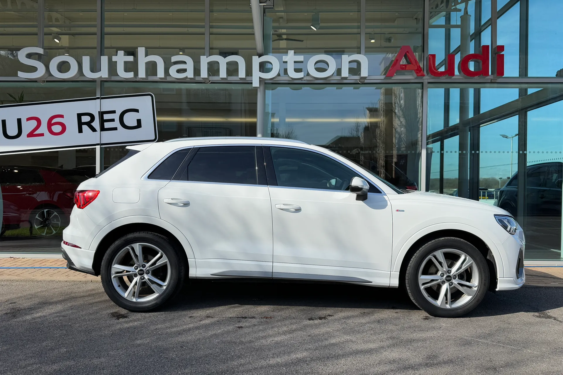 Audi Q3 thumbnail image number 2