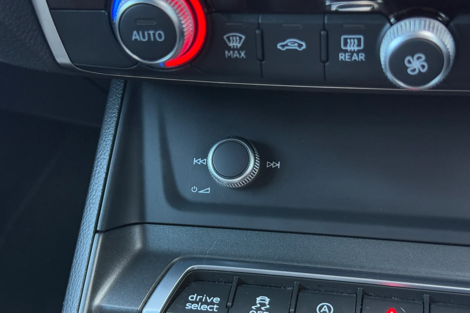 Audi Q3 thumbnail image number 23