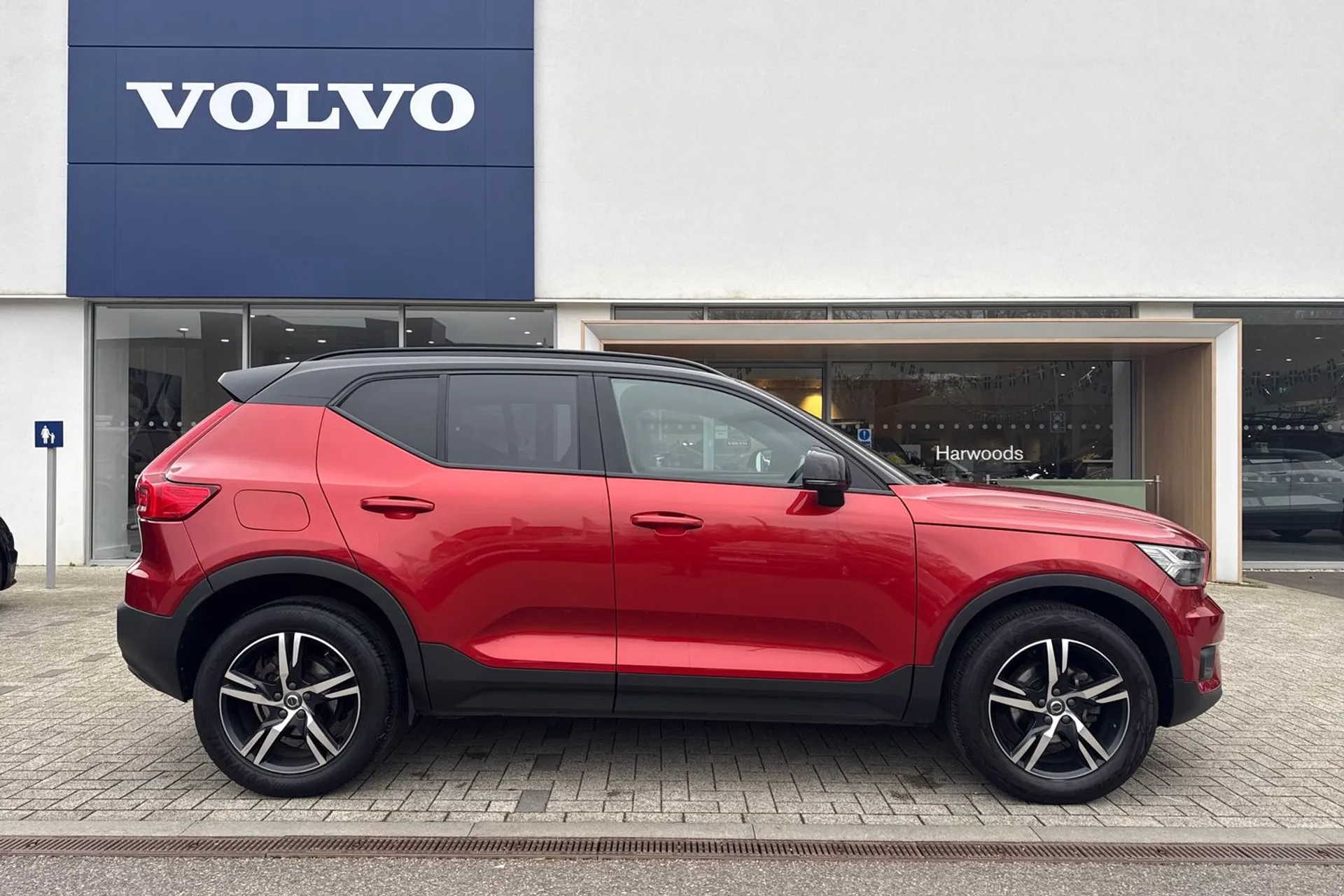 Volvo XC40 thumbnail image number 2