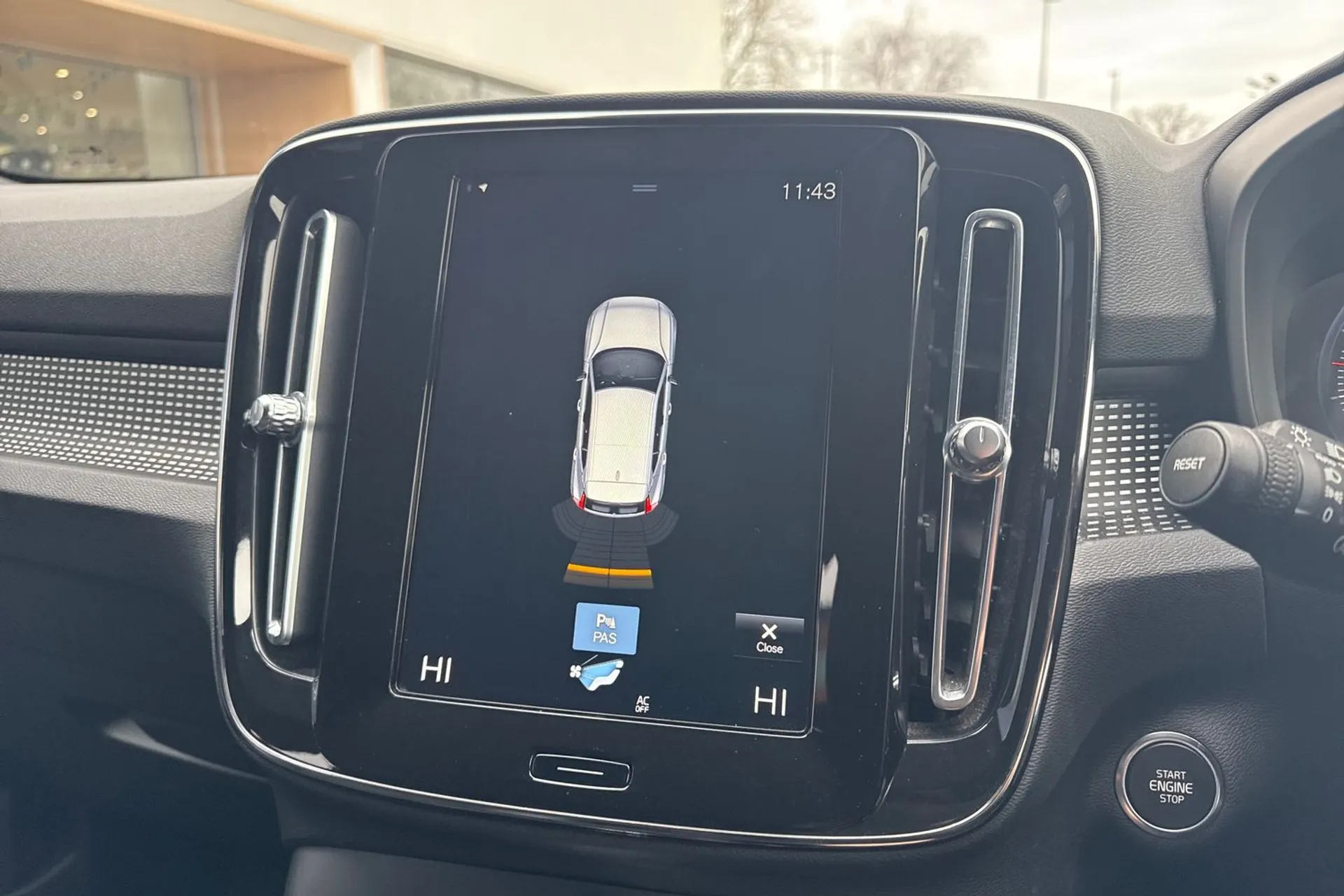 Volvo XC40 thumbnail image number 4