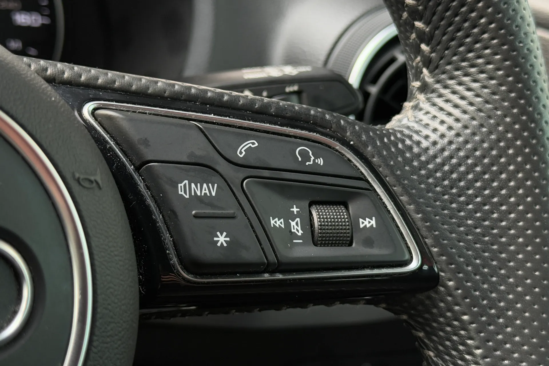 Audi Q2 thumbnail image number 14
