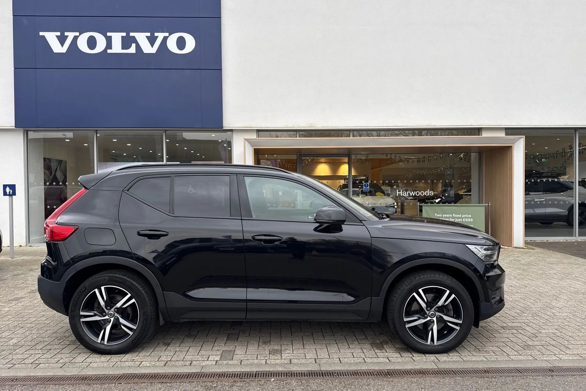 Volvo XC40 thumbnail image number 2