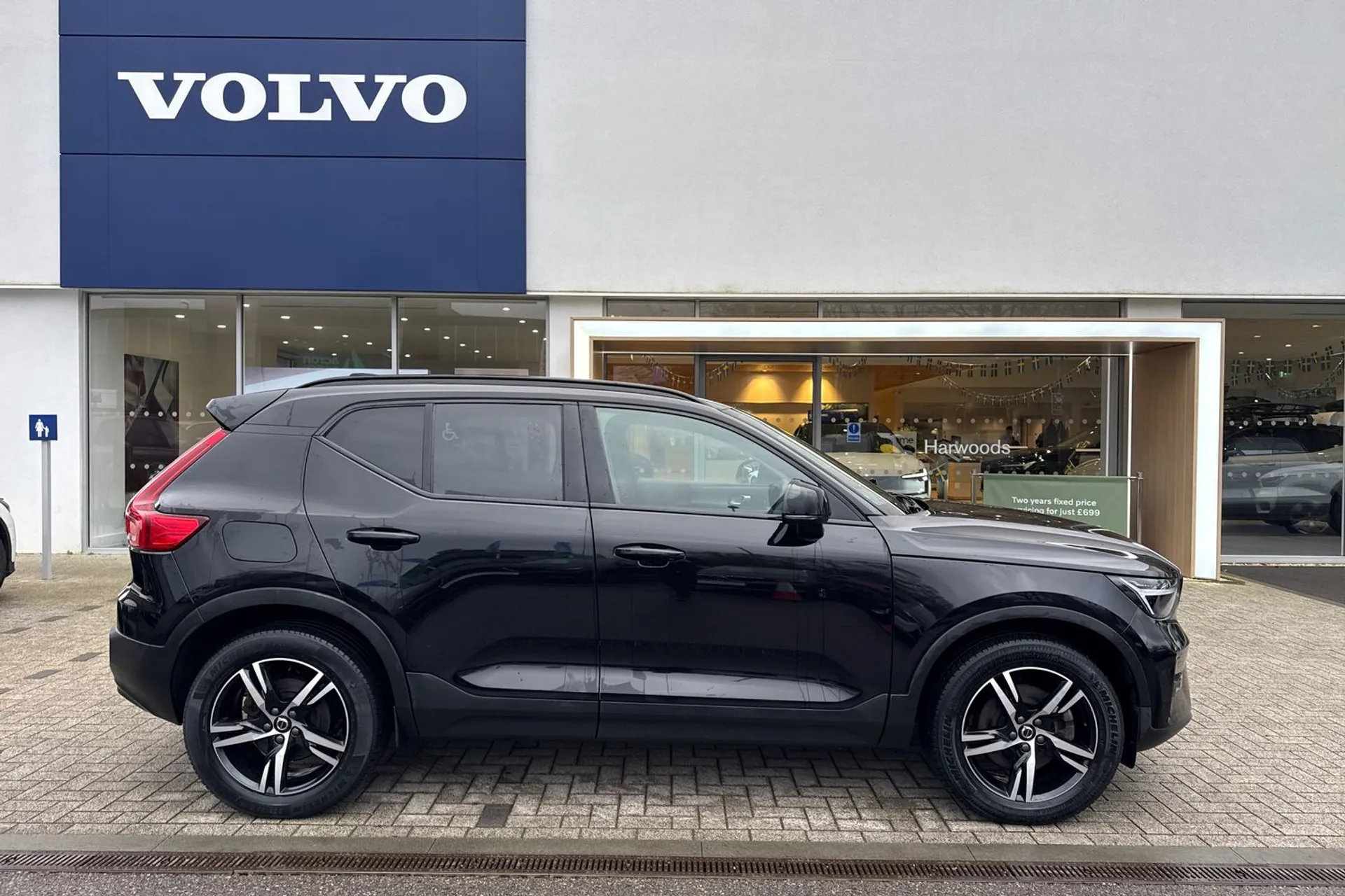 Volvo XC40 thumbnail image number 2