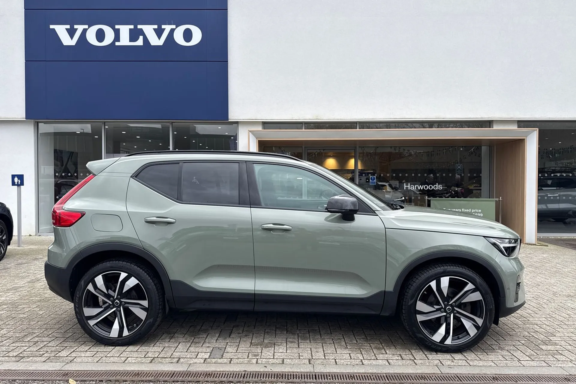 Volvo XC40 thumbnail image number 2