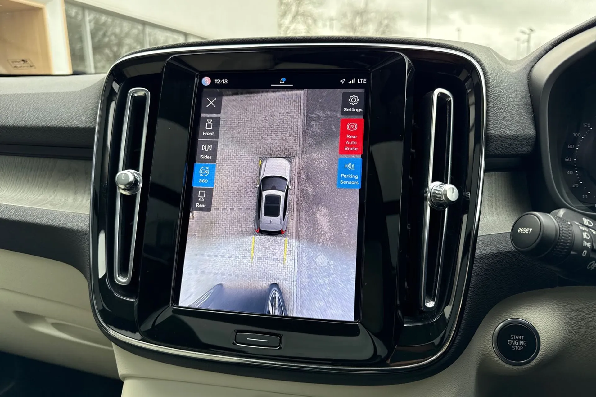 Volvo XC40 thumbnail image number 4