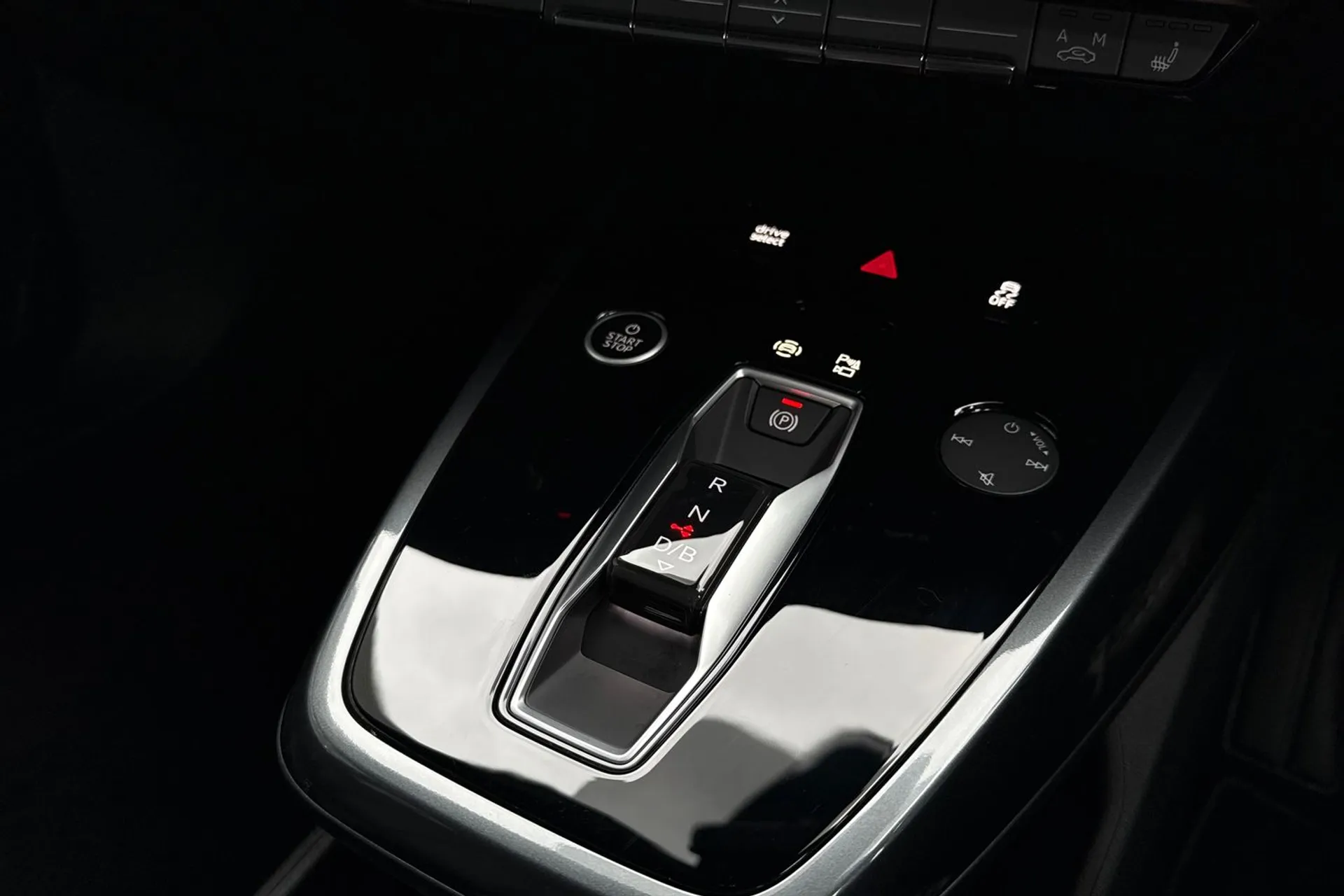 Audi Q4 thumbnail image number 11