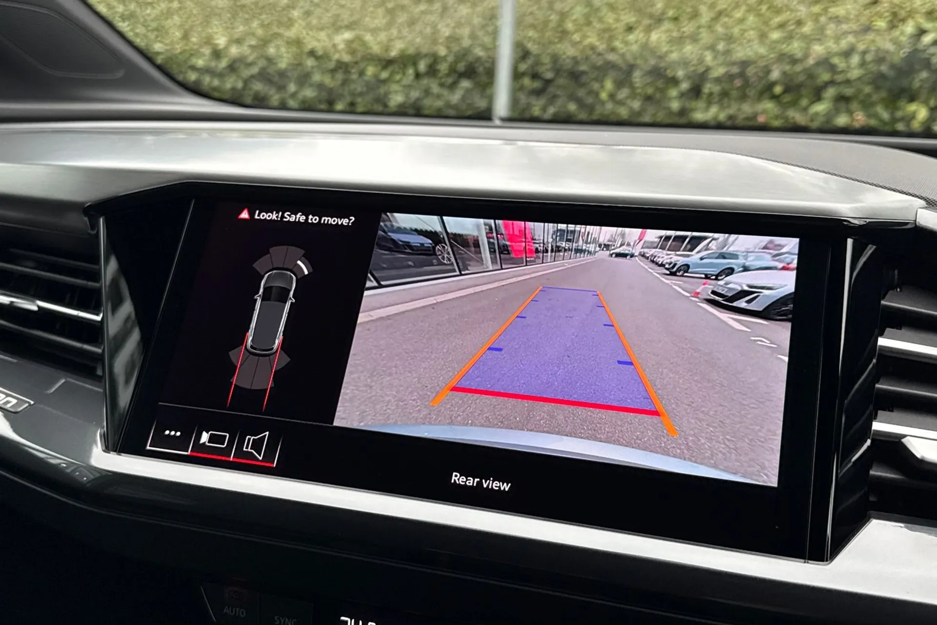 Audi Q4 thumbnail image number 6