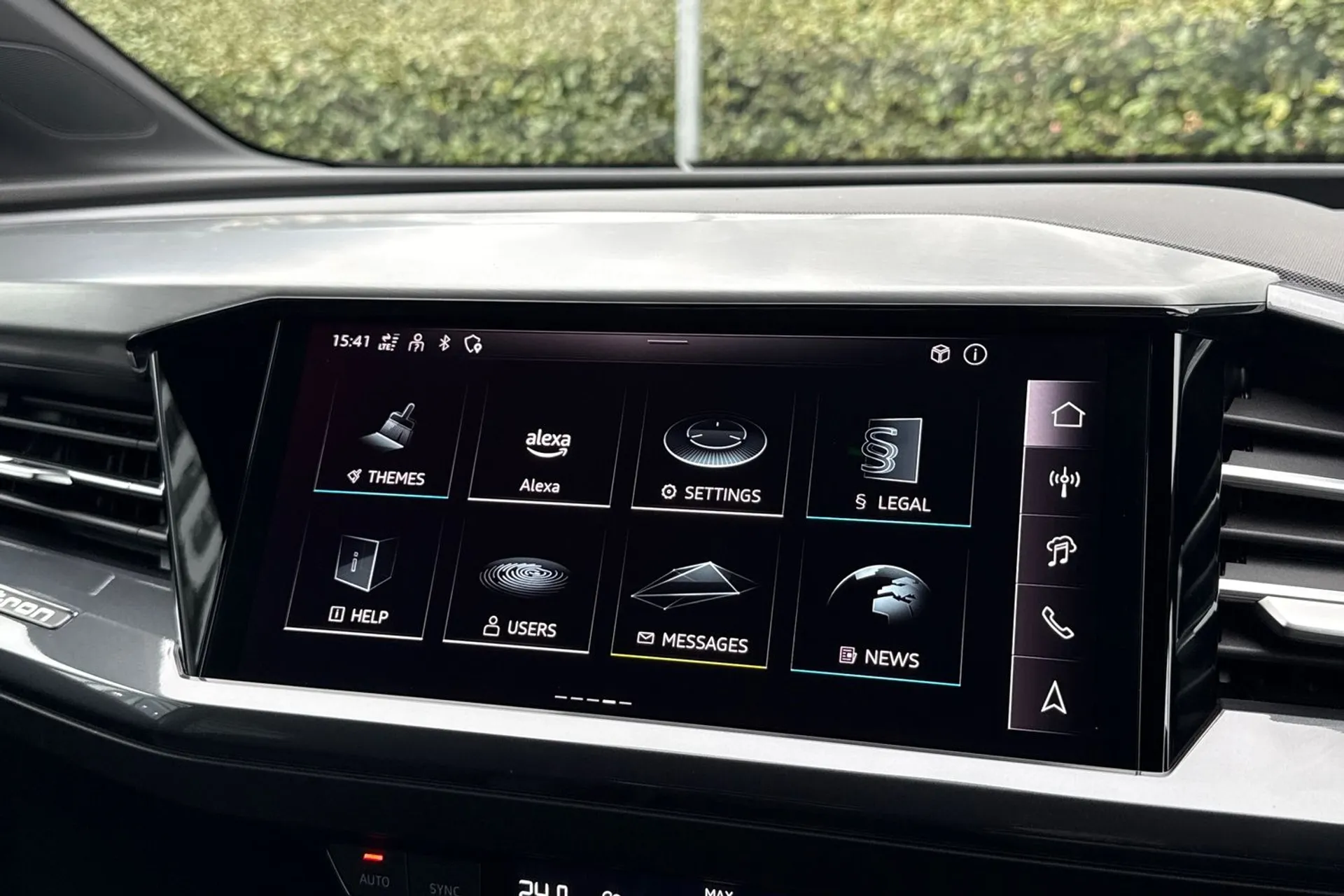 Audi Q4 thumbnail image number 15