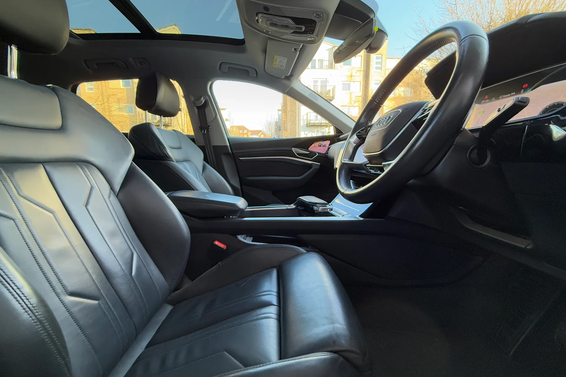 Audi e-tron thumbnail image number 36