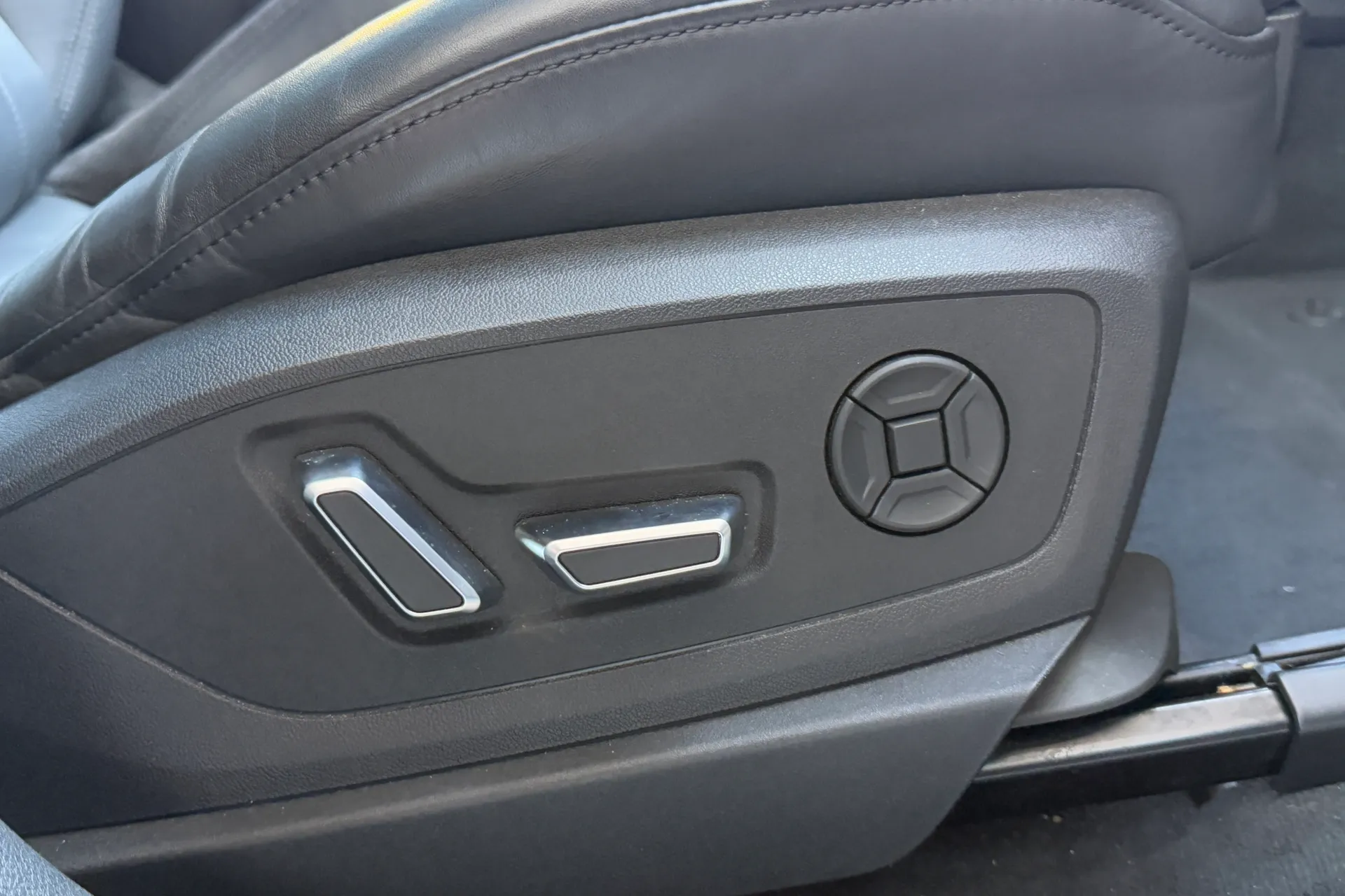 Audi e-tron thumbnail image number 8