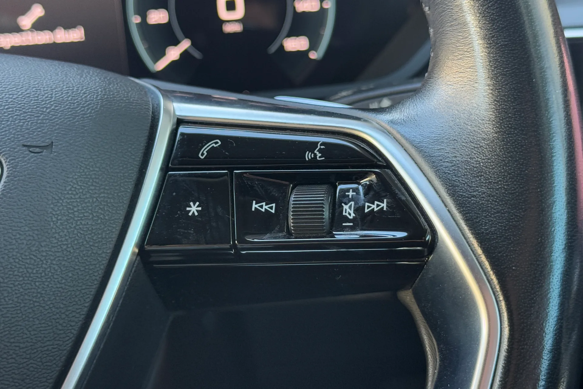 Audi e-tron thumbnail image number 22