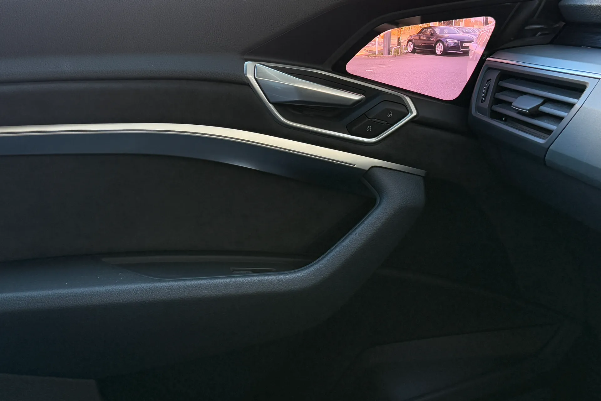 Audi e-tron thumbnail image number 34