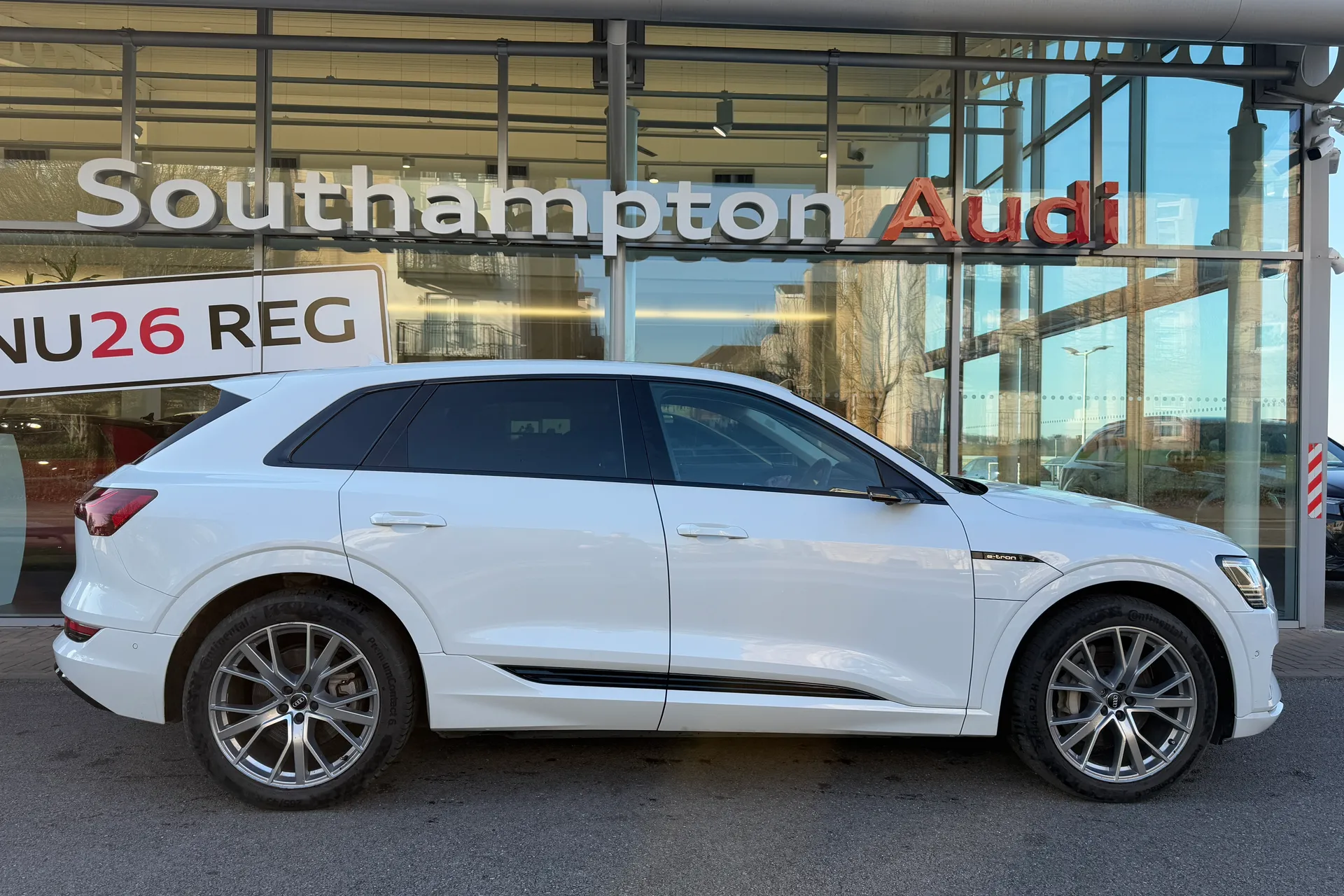 Audi e-tron thumbnail image number 2